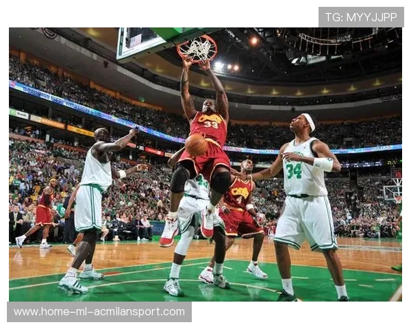 奥尼尔现场暴扣把篮板扣弯，全馆爆笑