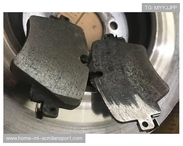 赛车急刹导致刹车片冒烟