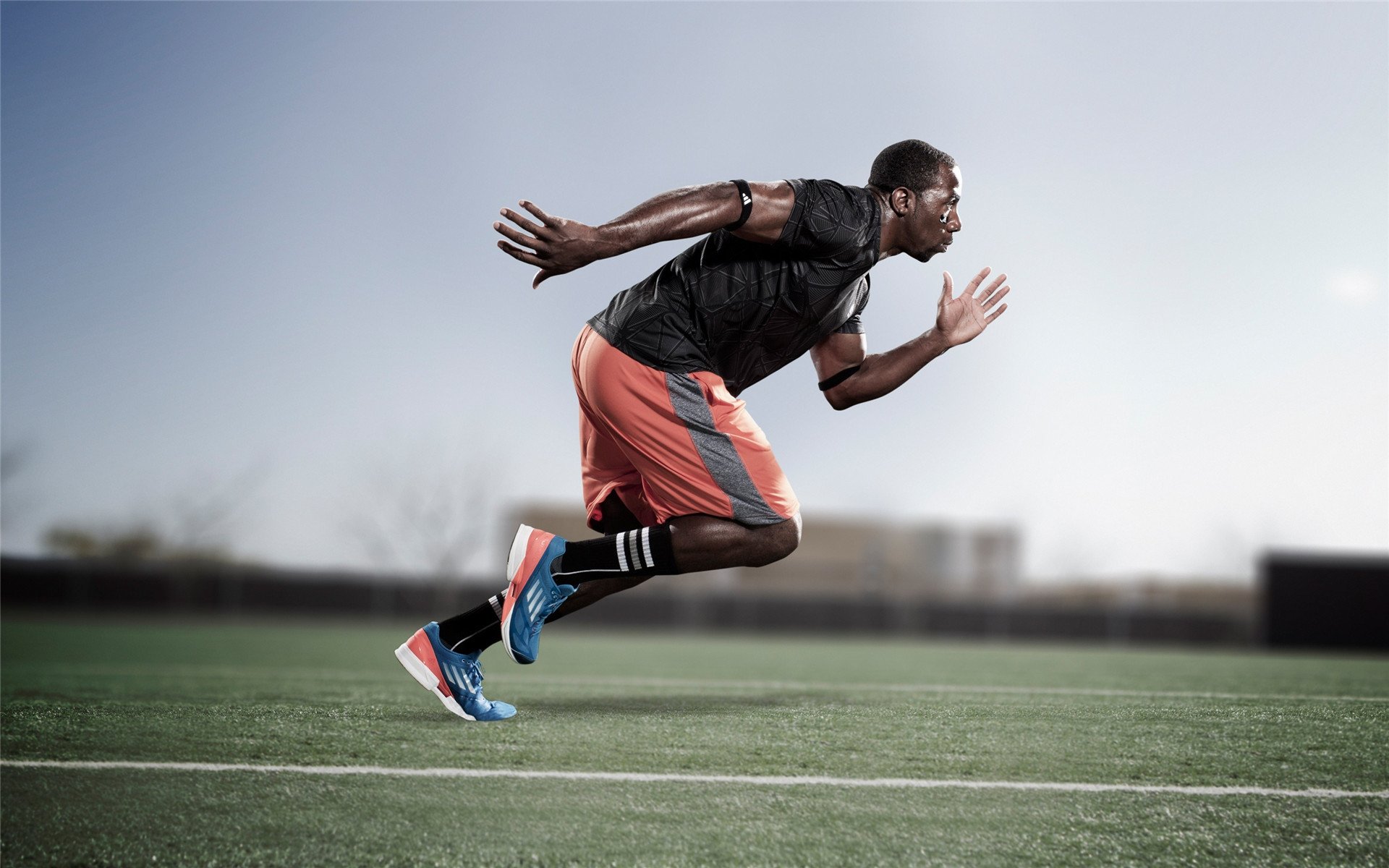 “简阳文体中心:篮球赛场激烈对决,选手激情四射”