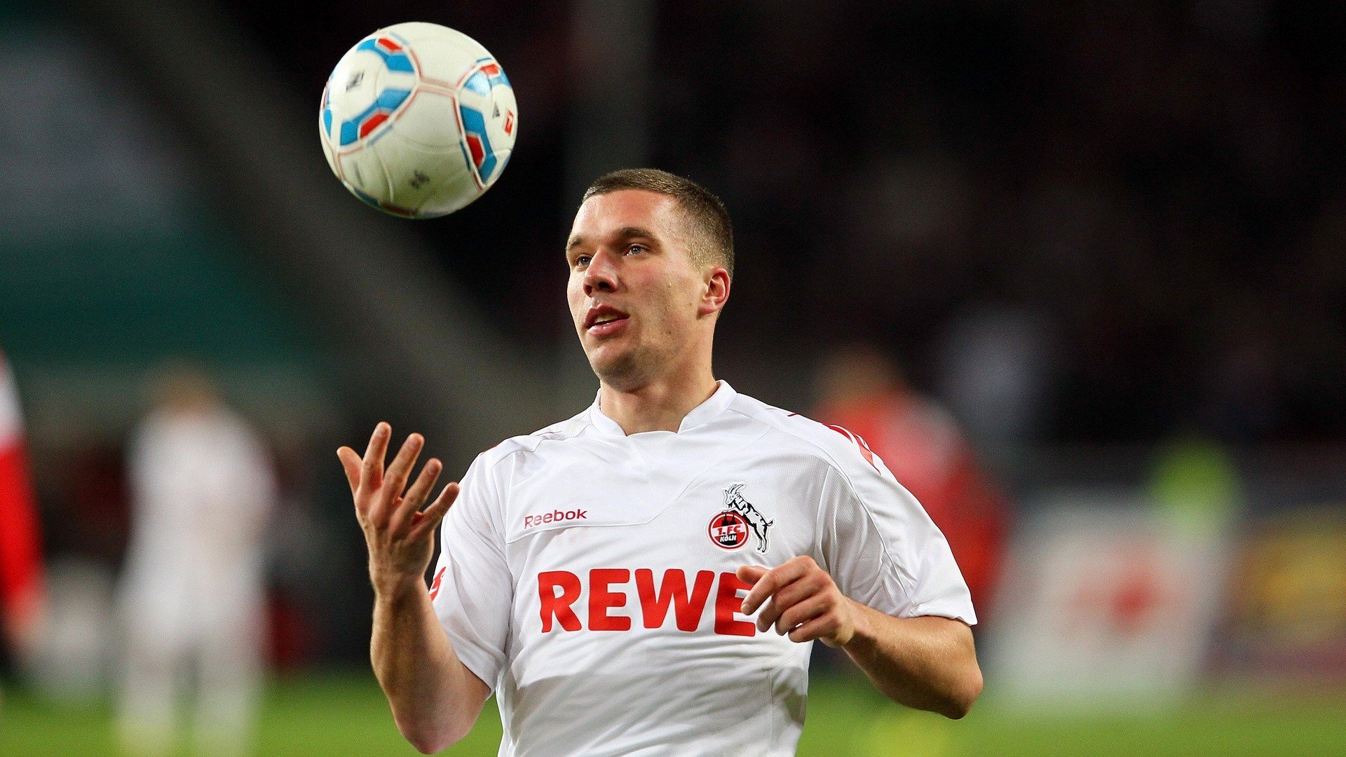 曼联在主场逆转利物浦,争夺积分榜前列